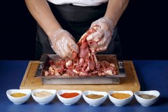 僅100個(gè)位，月均營(yíng)收卻超百萬(wàn)的中式現(xiàn)拌烤肉店是如何設(shè)計(jì)出來(lái)的？